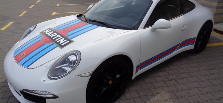 Porsche Carrera 4 oklejone dla Martini Racing